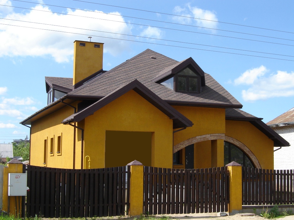 Горчичный дом. Желтый дом с коричневой крышей. Желтый фасад. Дом с желтым фасадом. Коричневая крыша.